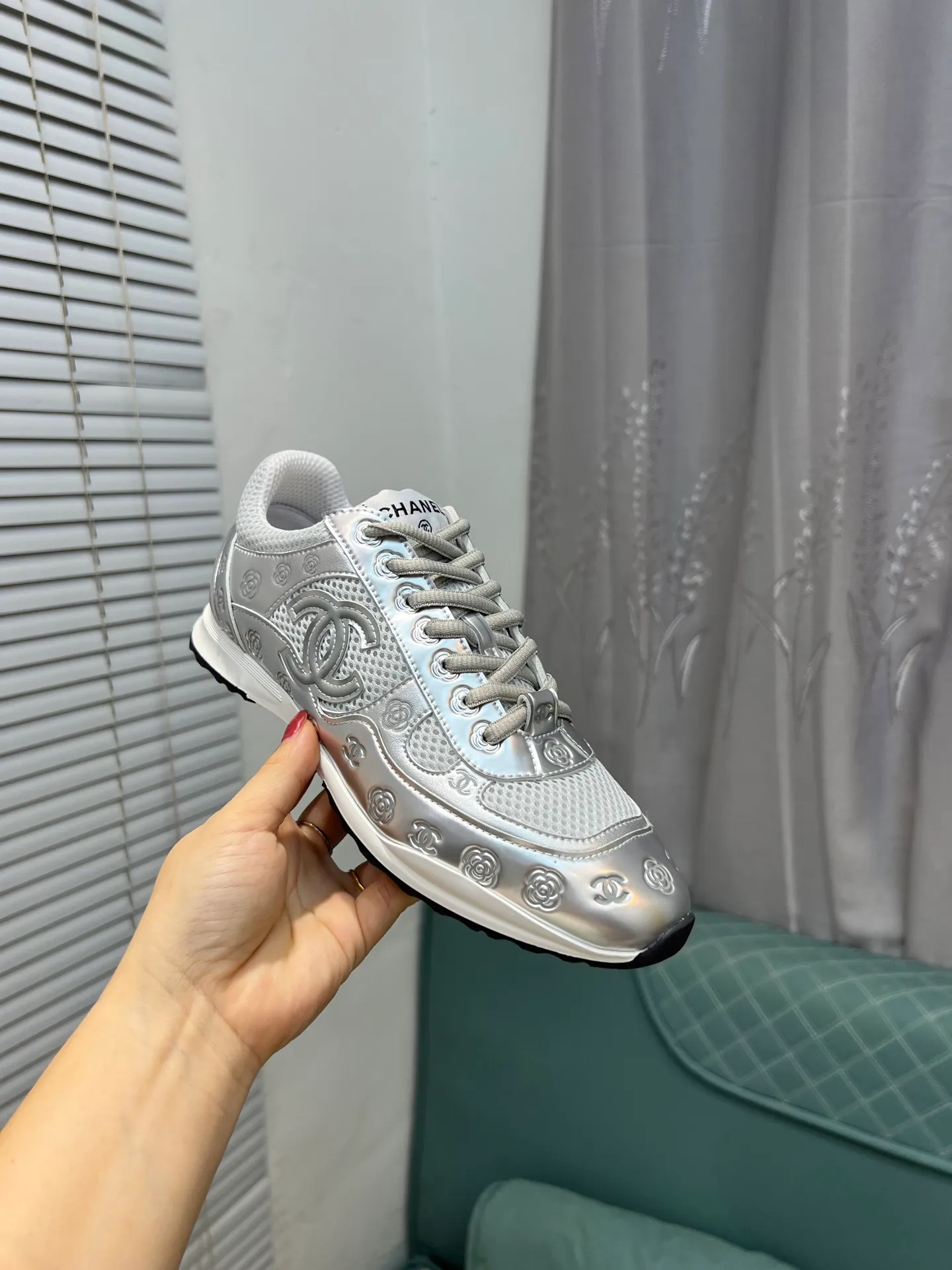 Men's men's shoes 💰640 Exclusive real shot (top version) CHANEL Chanel 2025ss color matching thick-soled casual sports shoes and sneakers. The counter is synchronized. The counter is very popular. A shoe that is very difficult to buy. The most popular thick-soled panda shoes on the Internet. It can be imagined that Xiaoxiang control can't miss it. It has both good looks and comfort. Simple and versatile white shoes. The thick sole increases the height and is super versatile. Close your eyes and wear it. Whoever wears it will look better. Upper: calfskin Lining: imported sheepskin lining Outsole: TPU original outsole Size: 35-44 (customized for women 41 and 40, and 45 for men)